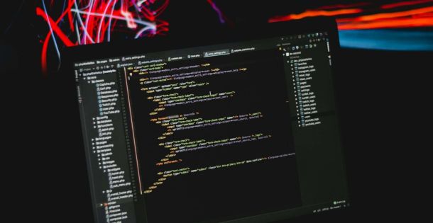 Servizio Sviluppo Siti Web -  Codice HTML CSS su monitor sviluppo frontend web