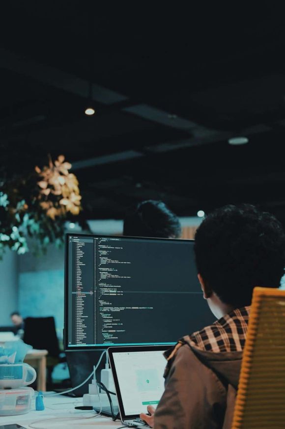 Sviluppatore web al lavoro su progetti digitali - team WebCraft programmazione professionale